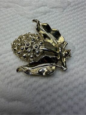 Vintage Gold Floral Cluster Leaf Brooch